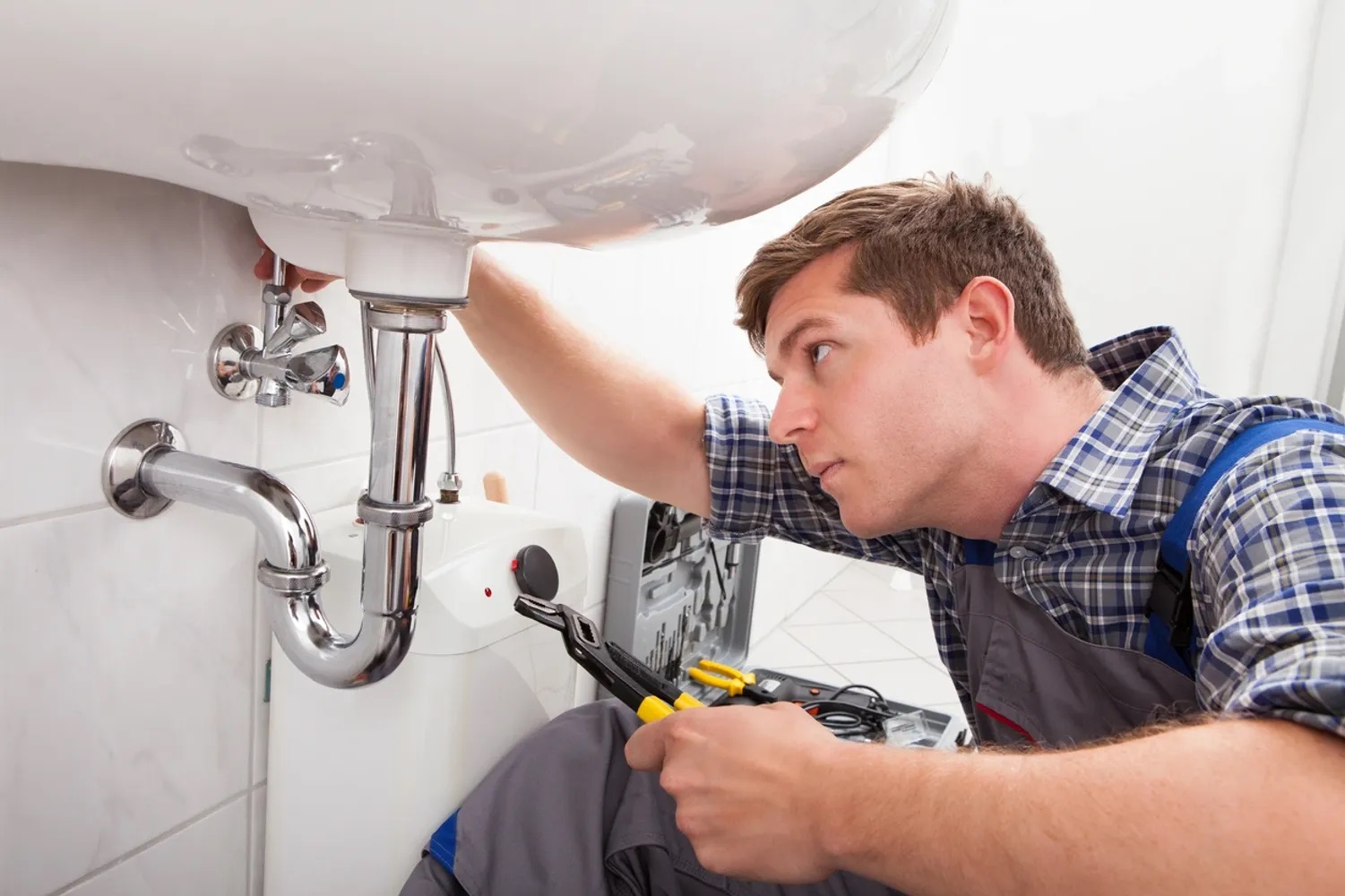 Mastering Plumbing Repairs: Lansing’s Handyman Services at Your Service